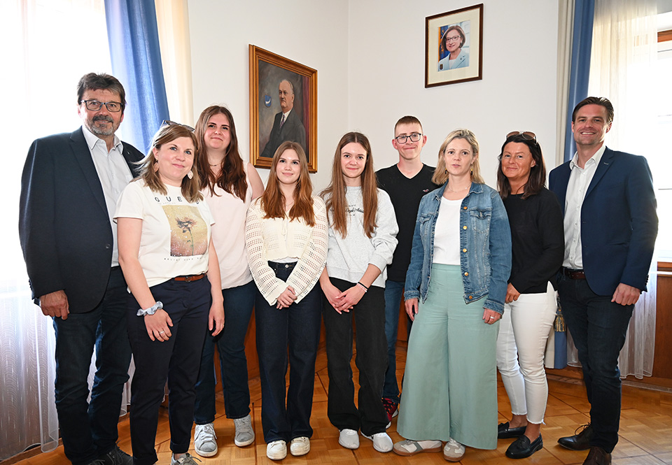 Bgm. Gerhard Lentschig, Stefanie Frischauf-Busta, Lena Donner, Pina Sametz, Leonie Redl, Maximilian Flandorfer, Theresa Busch StADir.-Stv. Petra Zach und StR Reinhard Litschauer.  Foto: Gabriele Hohenegger 